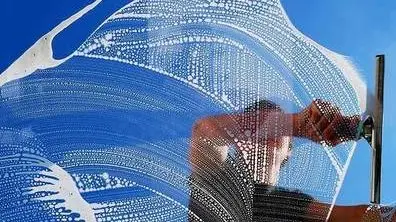 Servicio de limpieza de cristales y escaparates en Asturias